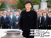 박근혜 후보, 국립 4.19 민주묘지 참배