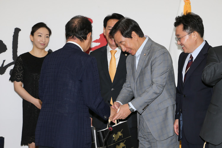 제목 노출 영역입니다 이미지