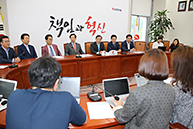 김병준 비상대책위원장, 김성태 원내대표 성장담론관련 기자간담회