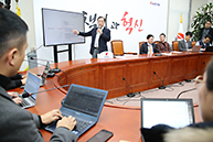 김병준 비상대책위원장, 'i 폴리틱스' 기자간담회