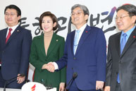 나경원 원내대표, 신임 청와대 비서실장·정무수석 접견