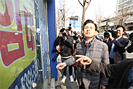 '국민과 함께' 홍대 상가 방문