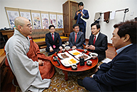 황교안 당 대표, 창원 불지사 방문