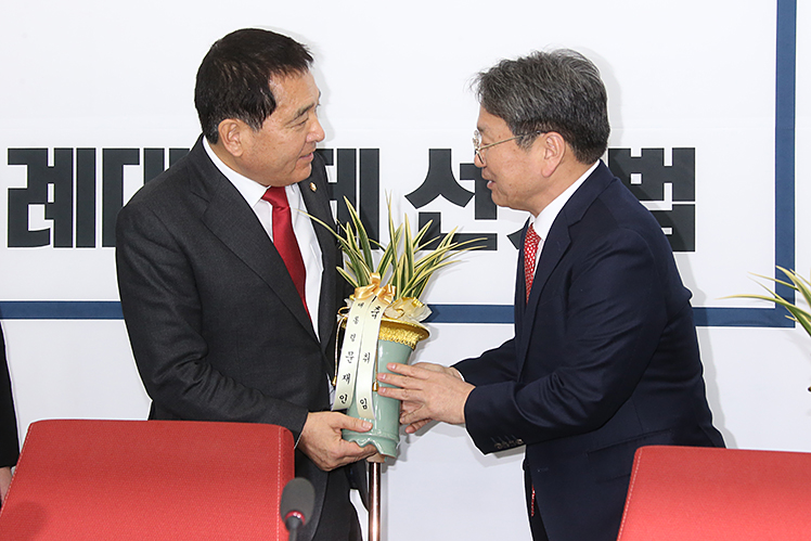 제목 노출 영역입니다 이미지