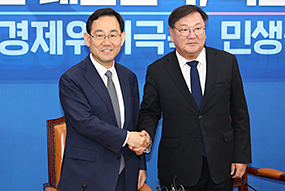 주호영 원내대표, 더불어민주당 김태년 원내대표 회동