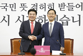 주호영 원내대표 당선자, 원유철 미래한국당 당대표 합동 기자회견