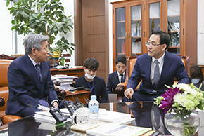 주호영 원내대표, 유인태 국회 사무총장 예방