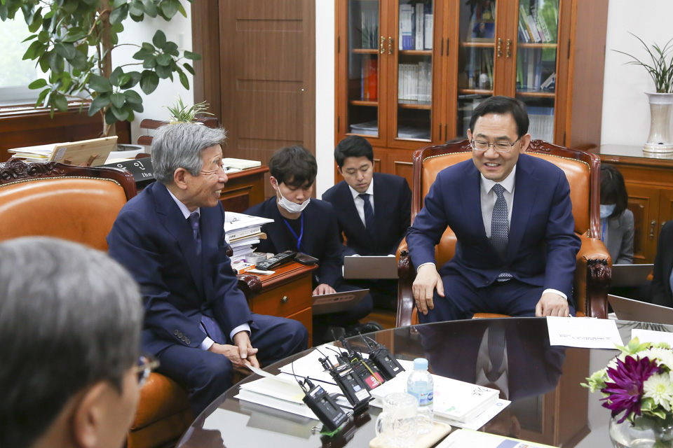 제목 노출 영역입니다 이미지