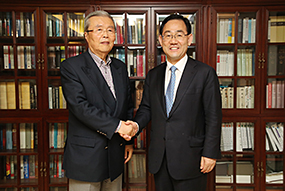 주호영 원내대표 당선자, 김종인 비대위원장 내정자 사무실 방문