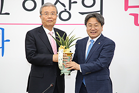 김종인 비상대책위원장, 강기정 청와대 정무수석 접견