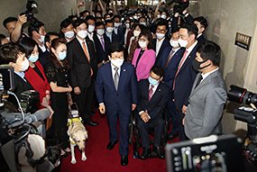 의원총회 및 국회의장실 항의방문