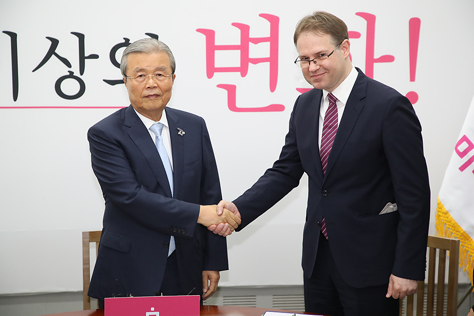 제목 노출 영역입니다 이미지