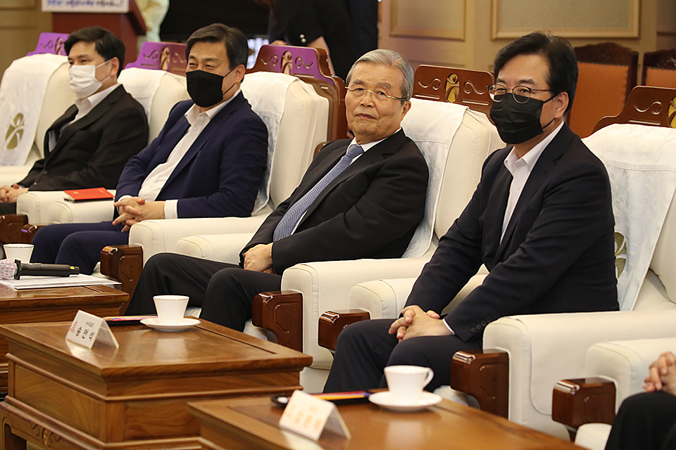 제목 노출 영역입니다 이미지