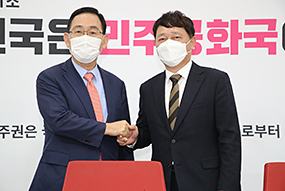 주호영 원내대표, 최재성 청와대 정무수석 접견