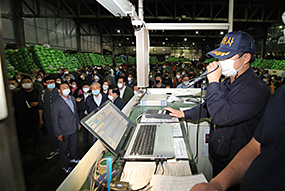 김종인 비상대책위원장, 가락시장 청과시장 경매 현장 참관