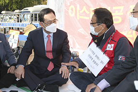 주호영 원내대표, 박이삼 이스타항공 조종사 노조 위원장 무기한 단식농성장 방문