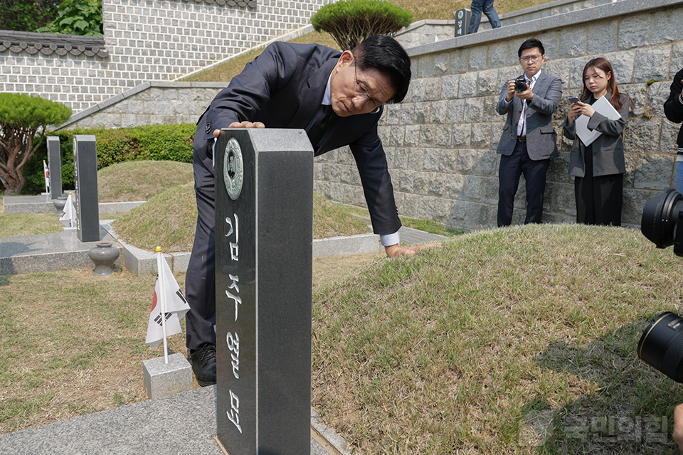 국립 3.15 민주묘지 참배