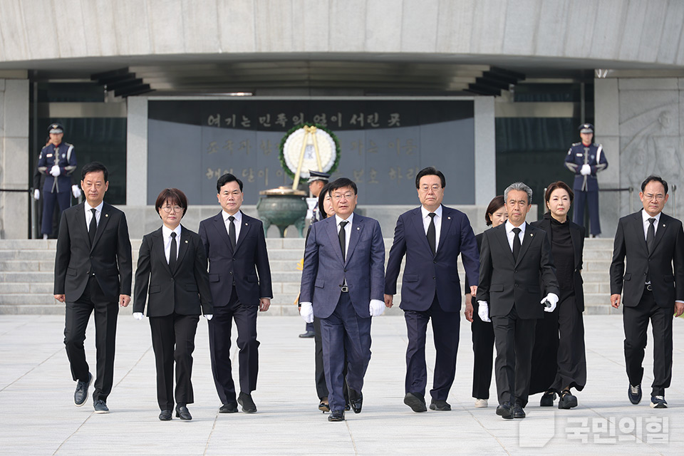 신임 원내대표단 현충원 참배