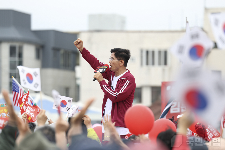 “울려라 함성, 들어라 승리의 메아리” 제주 총괄거점유세