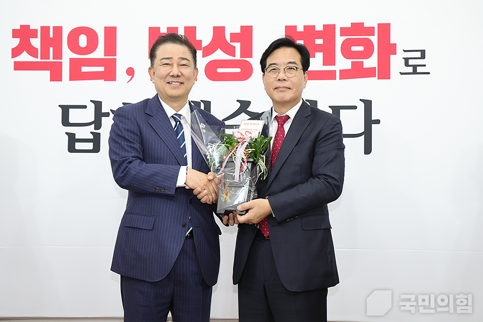 송언석 원내대표, 더불어민주당 김병기 당대표 직무대행 겸 원내대표 접견