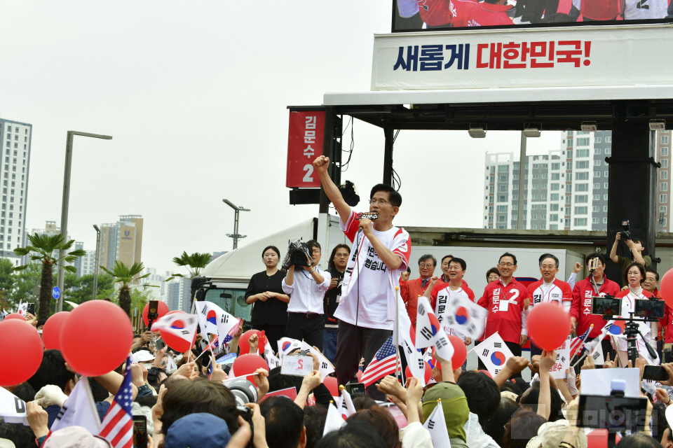 “울려라 함성, 들어라 승리의 메아리” 대구 총괄거점유세