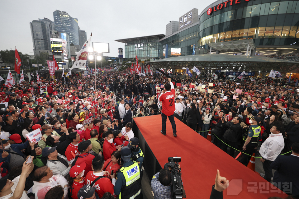 “쏘울을 새롭게” 서울역 광장 유세