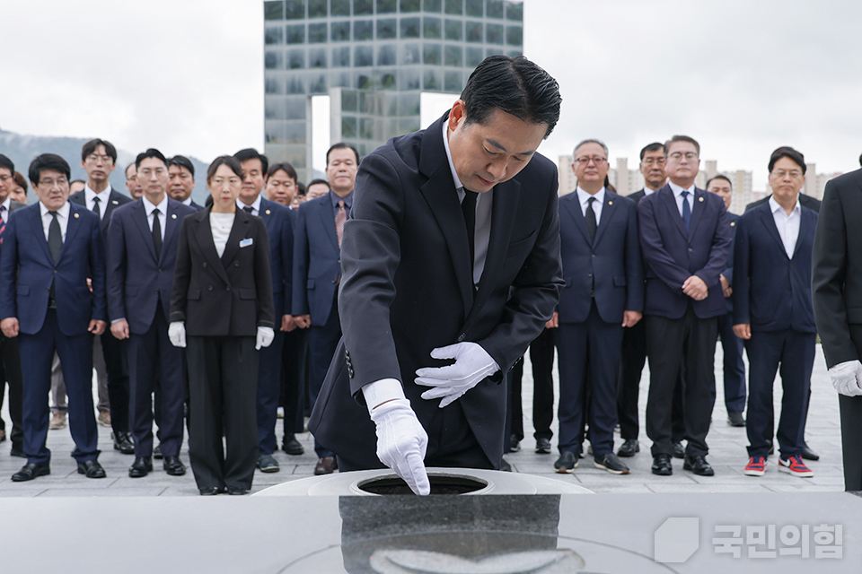 국립3.15민주묘지 참배