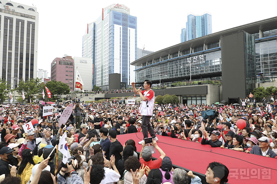 “울려라 함성, 들어라 승리의 메아리” 부산 총괄거점유세