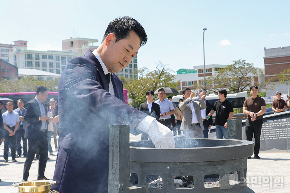 충무공 이순신 장군 동상 참배 및 헌화