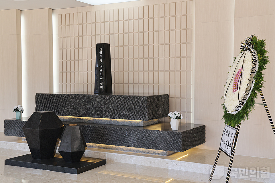 국립신암선열공원 참배